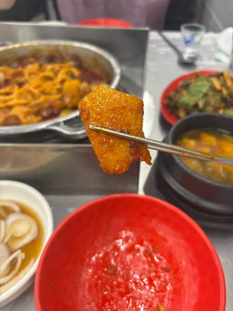 Parrilla llena de patata y yangopchang