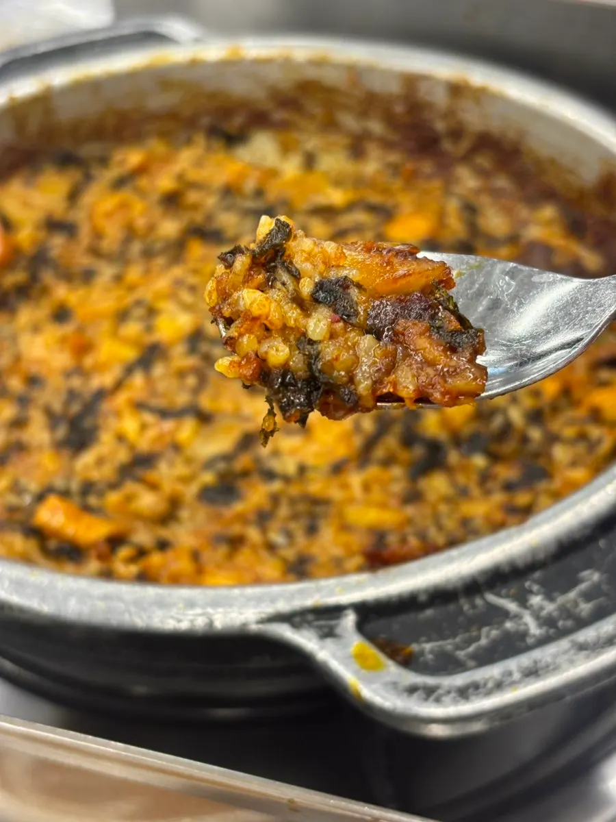 Arroz frito con salsa extendido sobre la parrilla