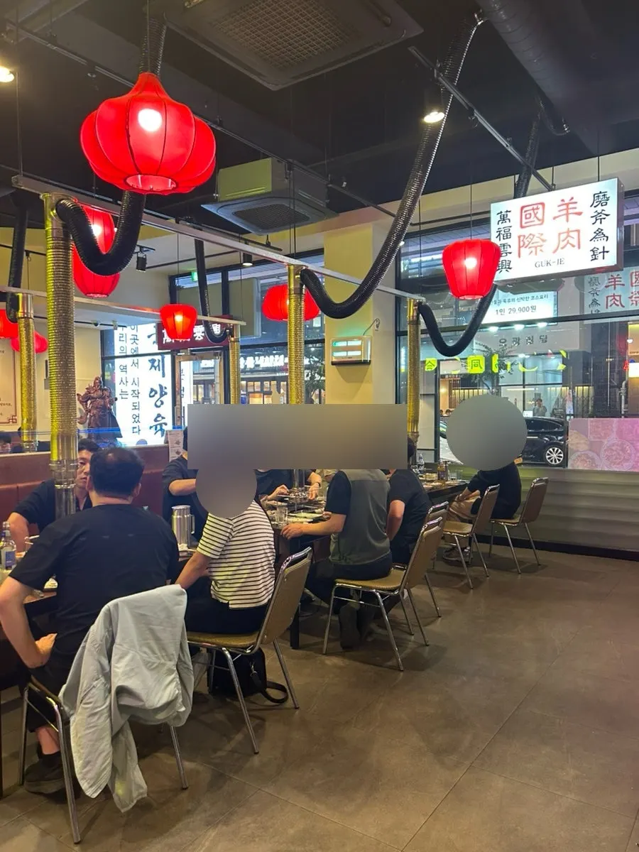 4-top and 6-top tables at Gukje Yangyukgwan