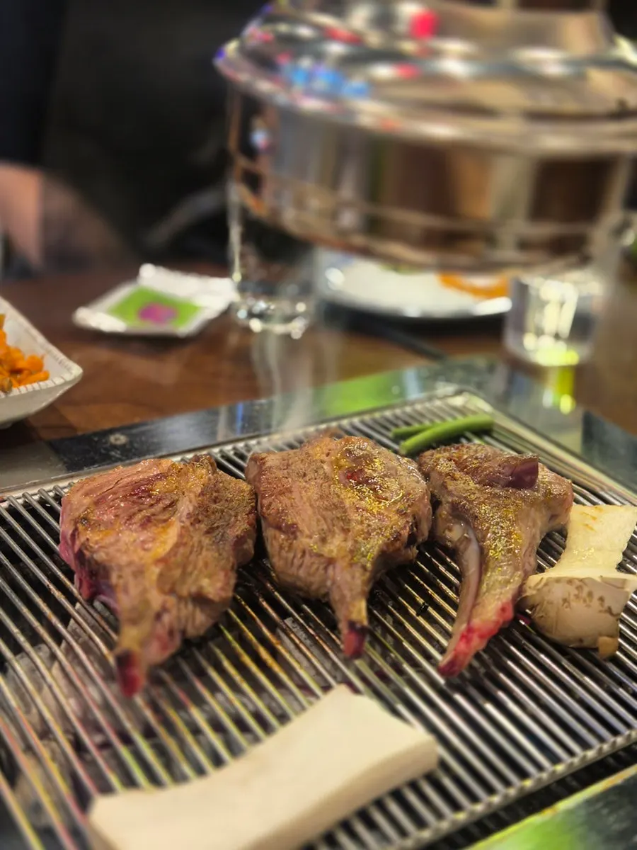 Premium lamb ribs 3p with asparagus and wasabi