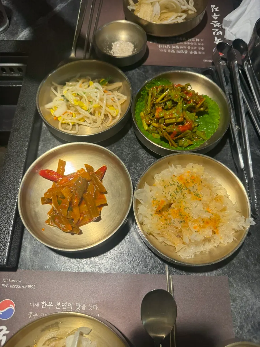 한우 구이세트와 함께 차려진 테이블