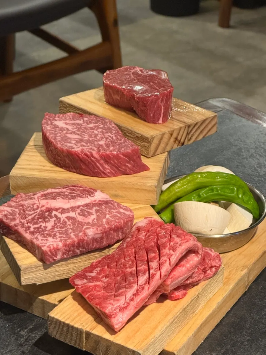 안심 설화등심 특등심 통갈비살 생고기 접시