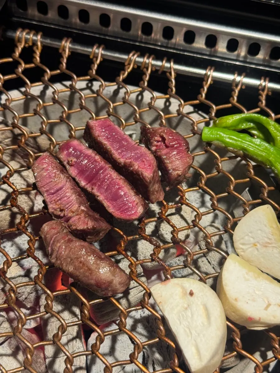 두껍게 썰려 구워진 한우 안심