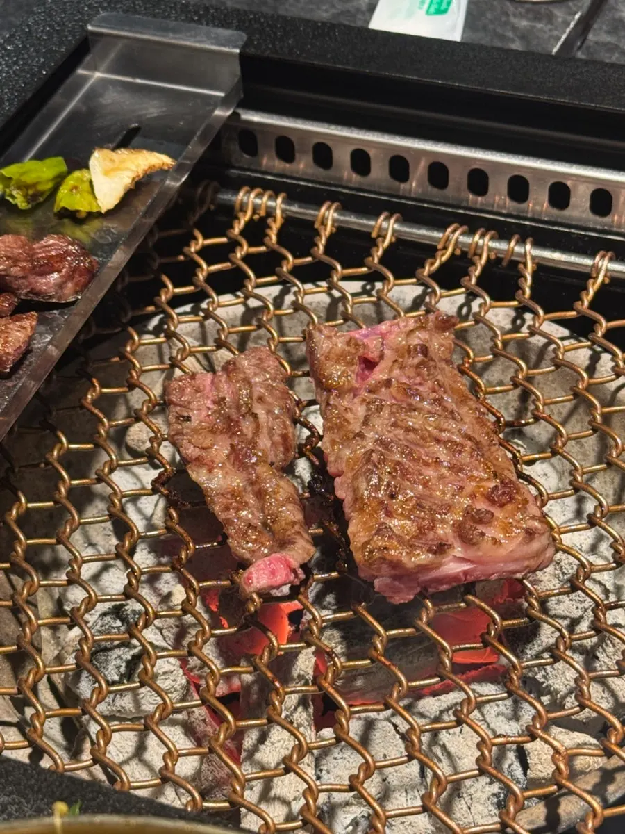숯불에 굽는 통갈비살