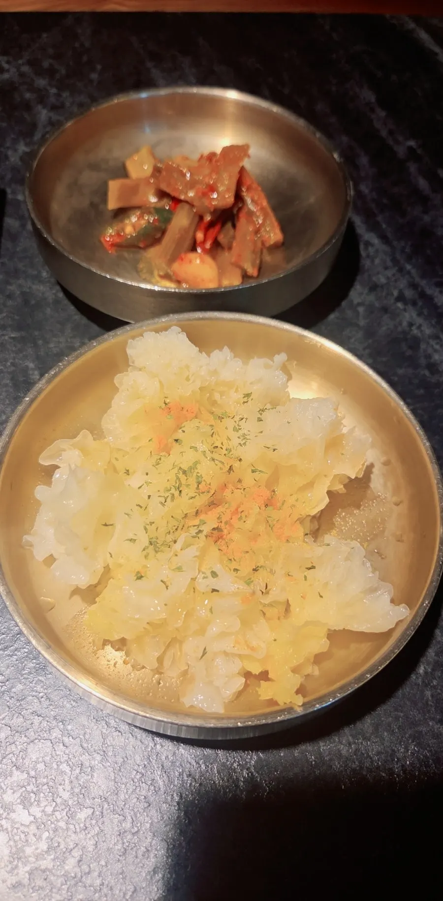 정갈하게 차려진 한우집 반찬