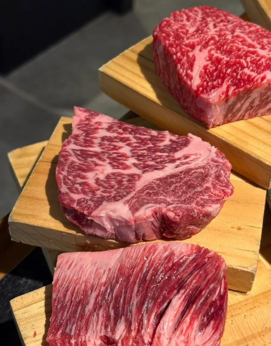 Assorted platter in order: tenderloin, seolhwa sirloin, special sirloin, whole short rib