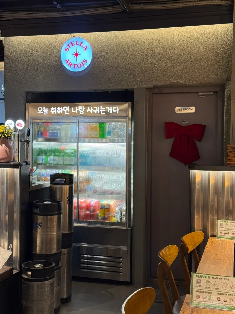연예인 방문 흔적이 있는 매장 한쪽