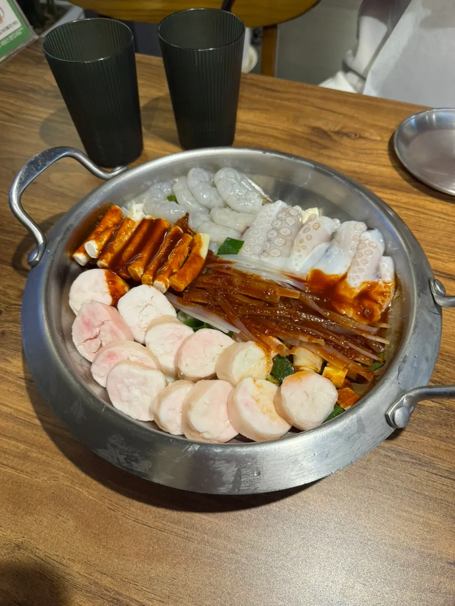 앞치마를 두르고 기다리는 낙곱새 상차림