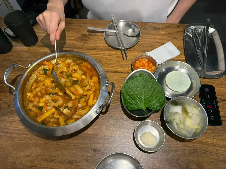 깻잎 쌈무 백김치 미역국 밑반찬 한상