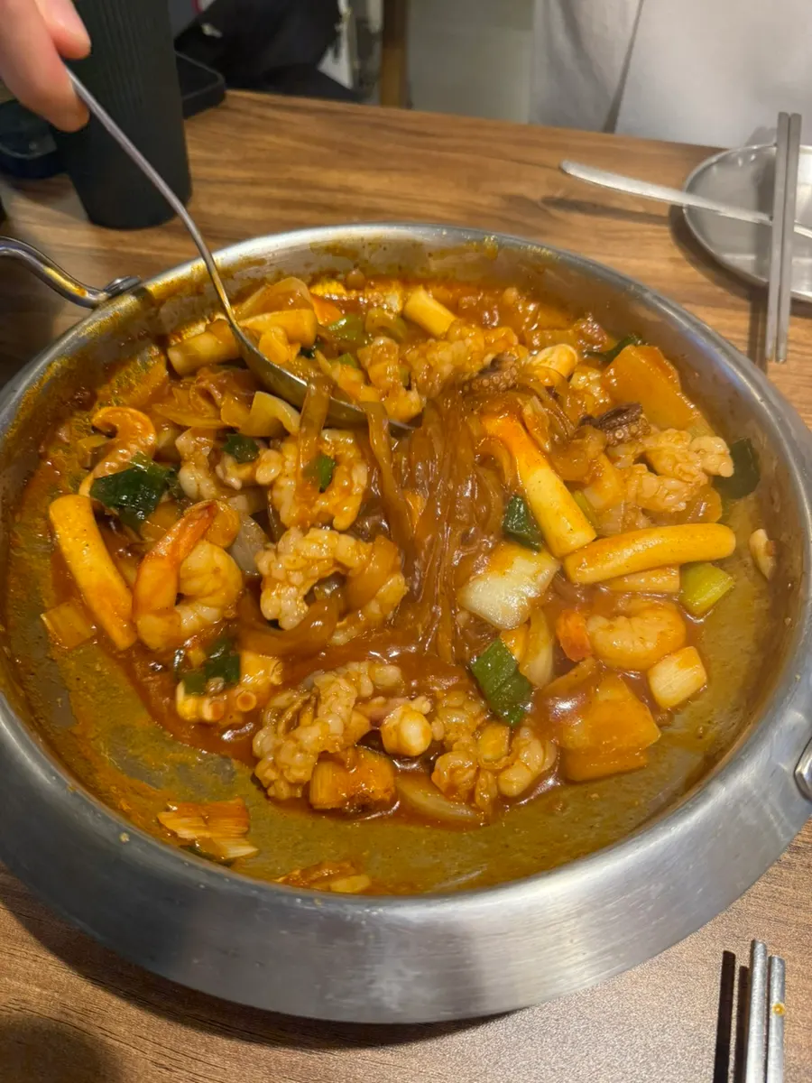 깻잎에 쌈무와 낙지, 대창을 올린 쌈