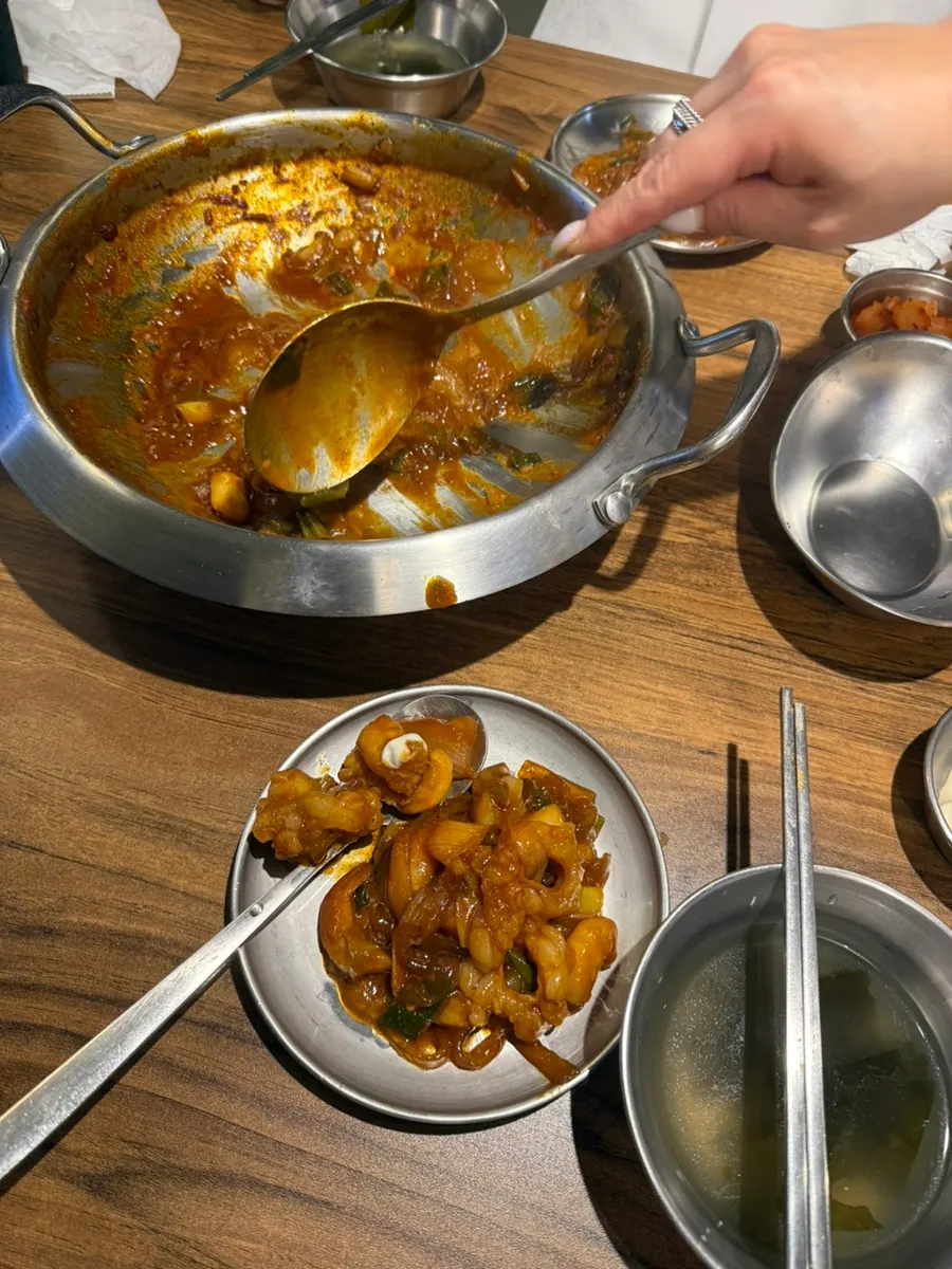 은은한 조명 아래 놓인 낙곱새 테이블