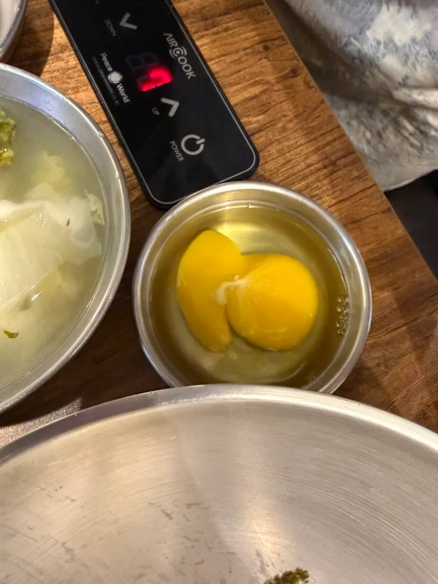 계란을 풀어 완성한 낙곱새 볶음밥