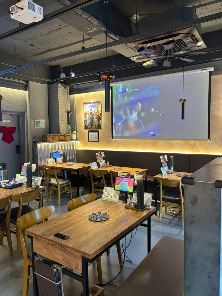Vista general del interior y los asientos de Gungmin Nakgopsae Gangseo Branch