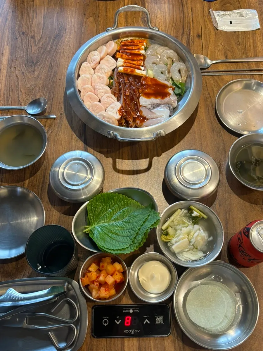 Mesa servida con el hanwoo daechang nakgopsae completo