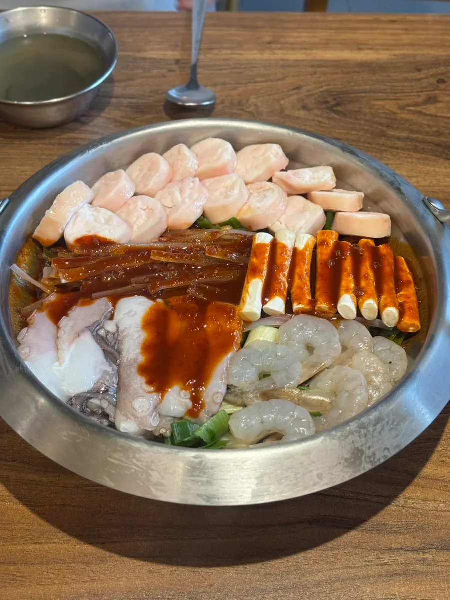 Callos, pulpo baby y camarones ordenados en el nakgopsae