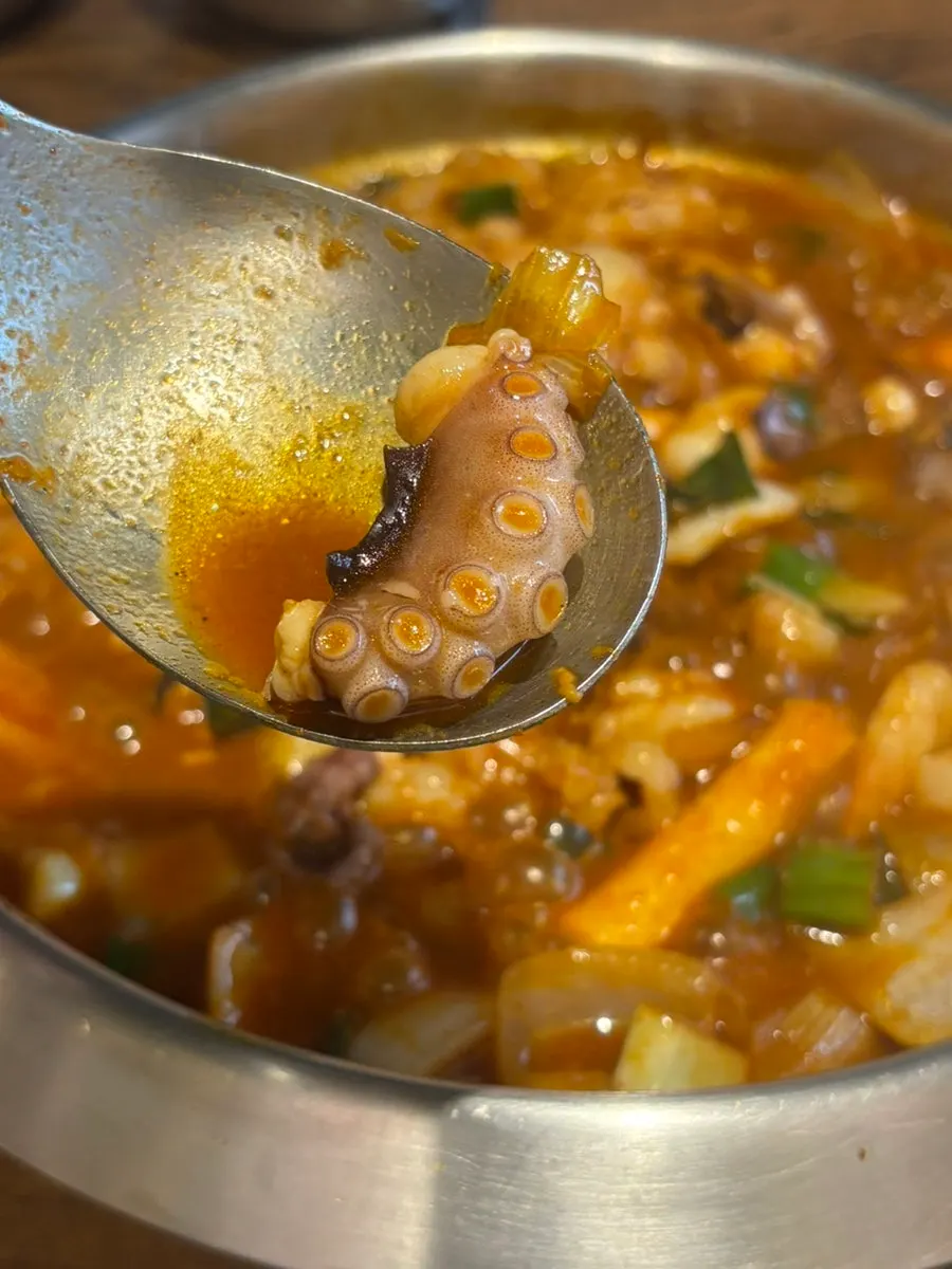 El nakgopsae cocinándose con cebolla y cebolla de verdeo