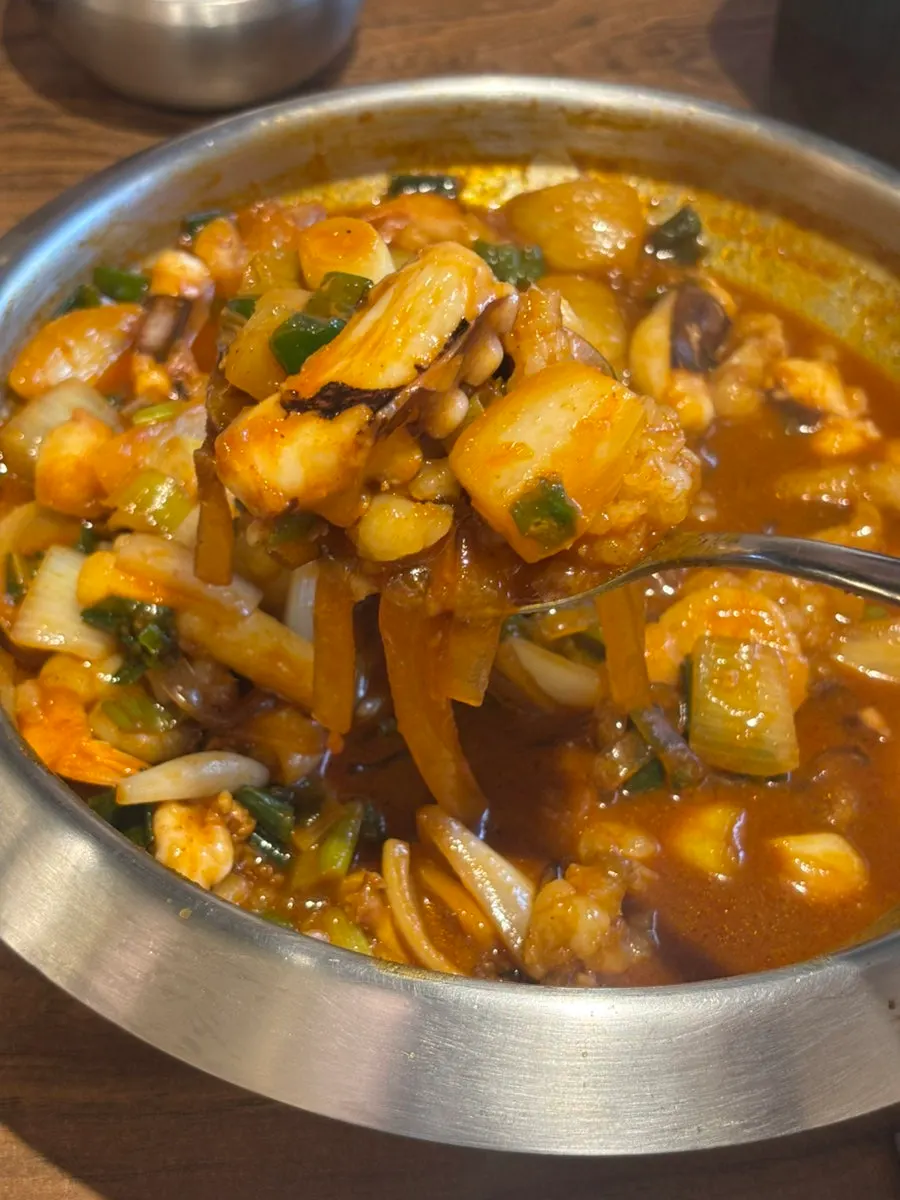 Trozos grandes de pulpo y camarones en el plato