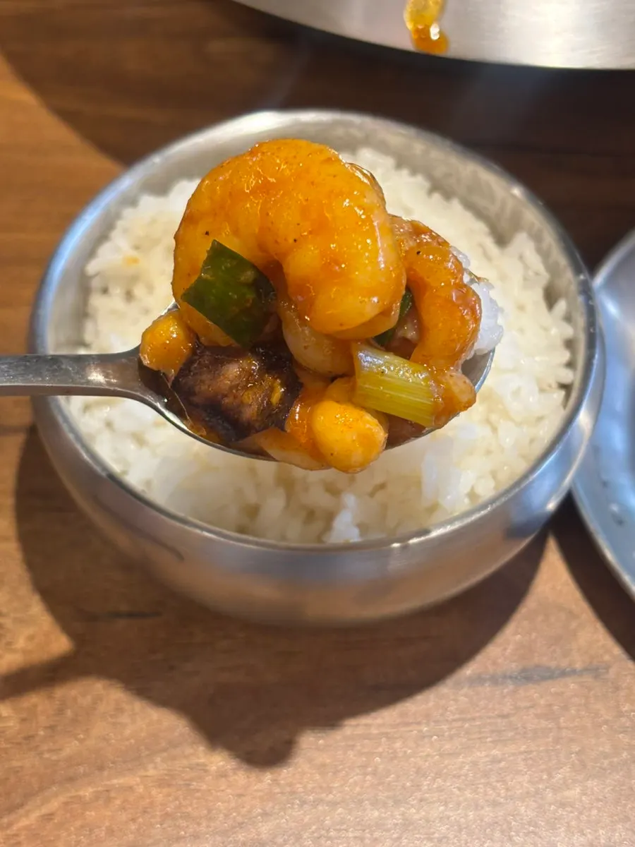 Caldo del nakgopsae servido junto a un plato de arroz