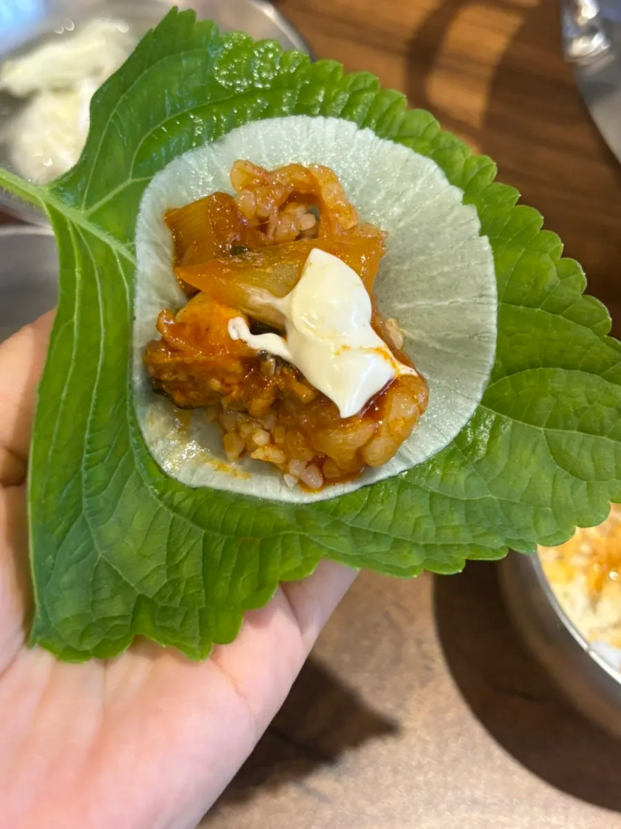 Una cucharada de arroz con nakgopsae y caldo