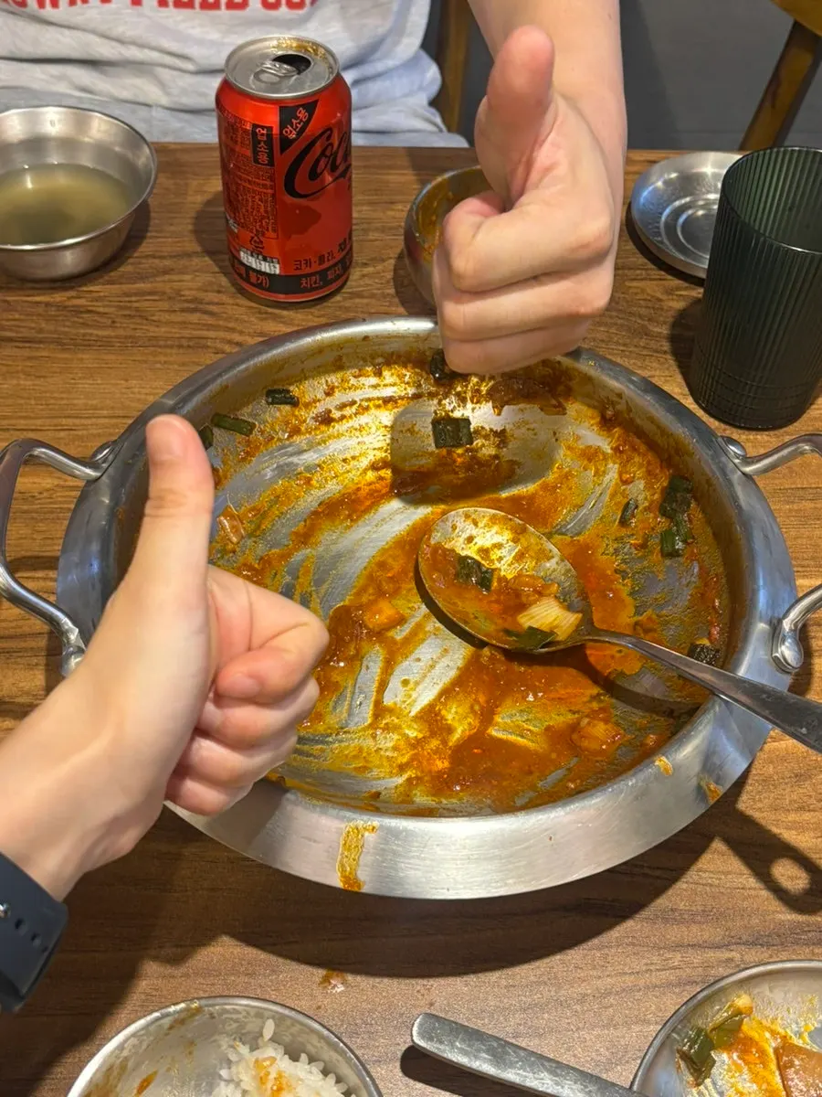 Callos y mayonesa servidos sobre una hoja de perilla