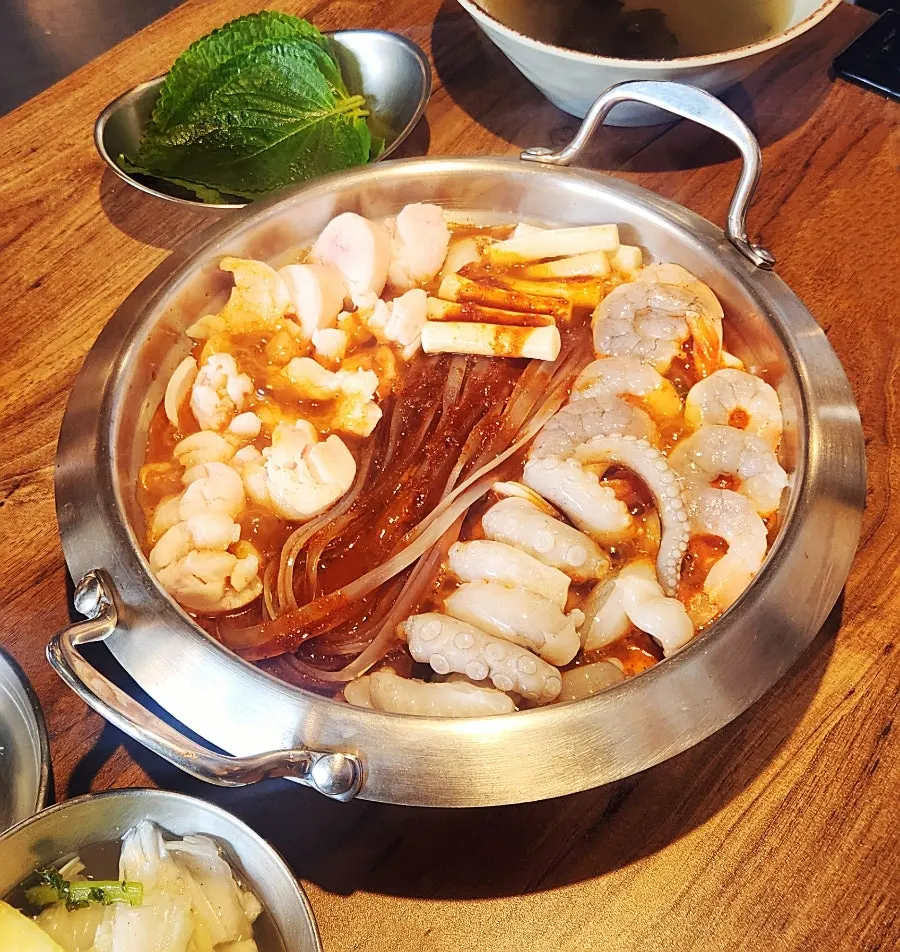 끓이기 전 상에 오른 낙곱새 전골