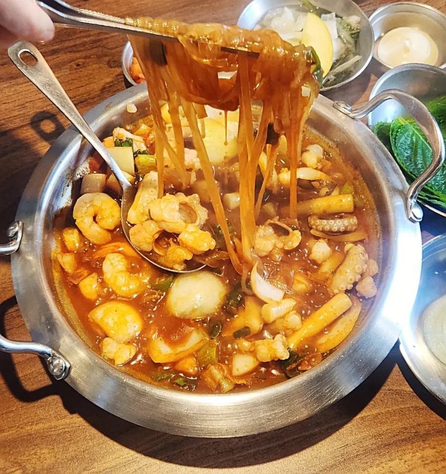 낙지와 대창이 올라간 전골 냄비