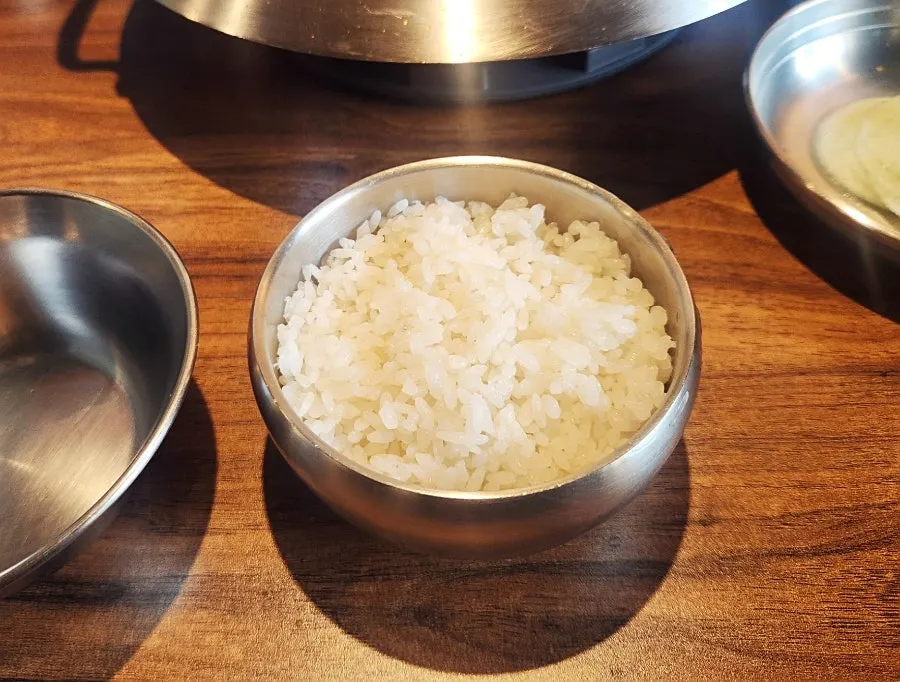 접시에 건져낸 당면과 전골 건더기
