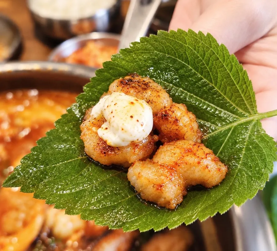 깻잎에 올려 마요네즈를 찍은 대창 한 쌈