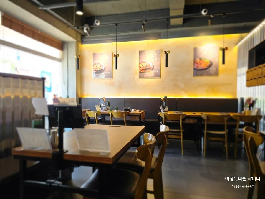 View of the main dining hall at Gungmin Nakgopsae Gangseo Branch