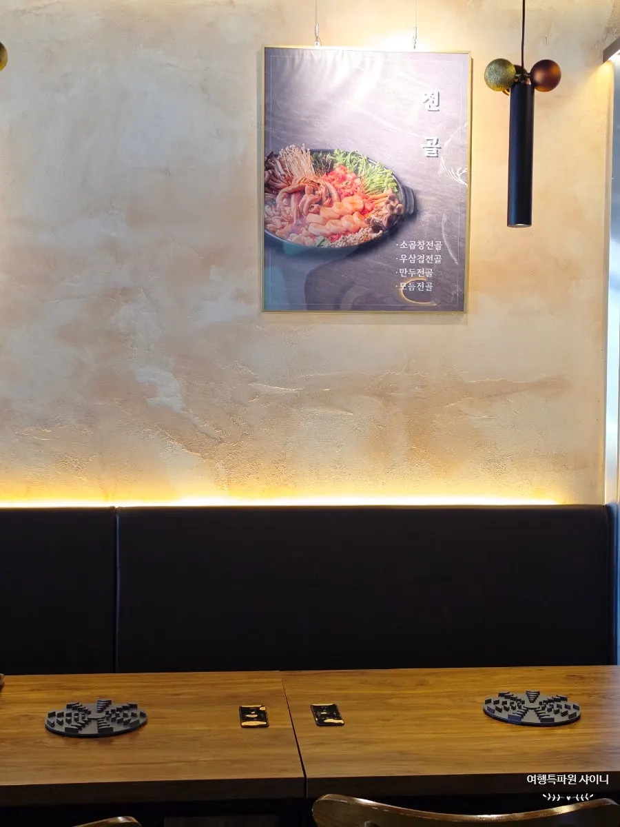 Vertical photo of the tidy restaurant interior