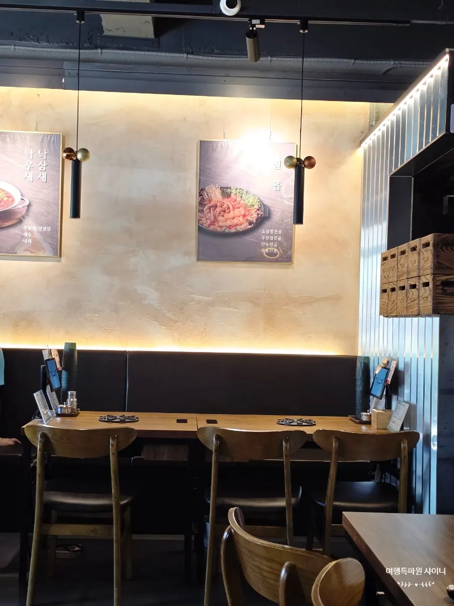 Restaurant space with modern lighting interior