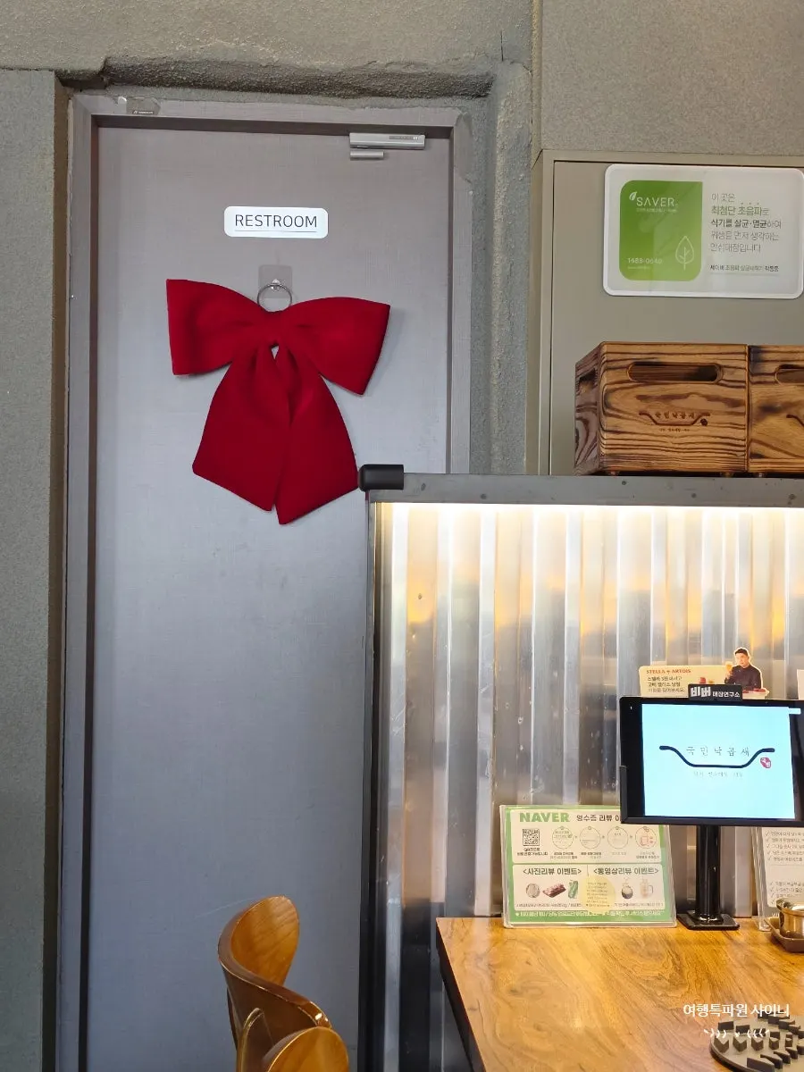 Sign pointing toward the restroom inside the restaurant