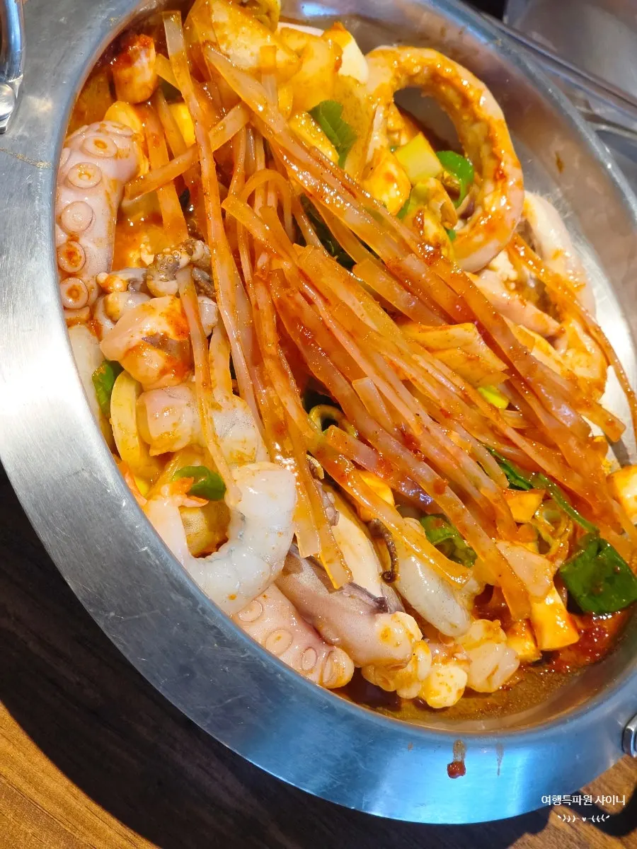 A pot full of beef tripe nakgopsae served at the table