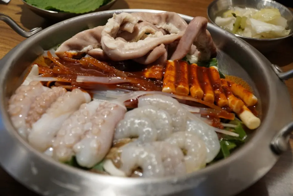 둘이서 나눠 먹는 낙곱새 상차림