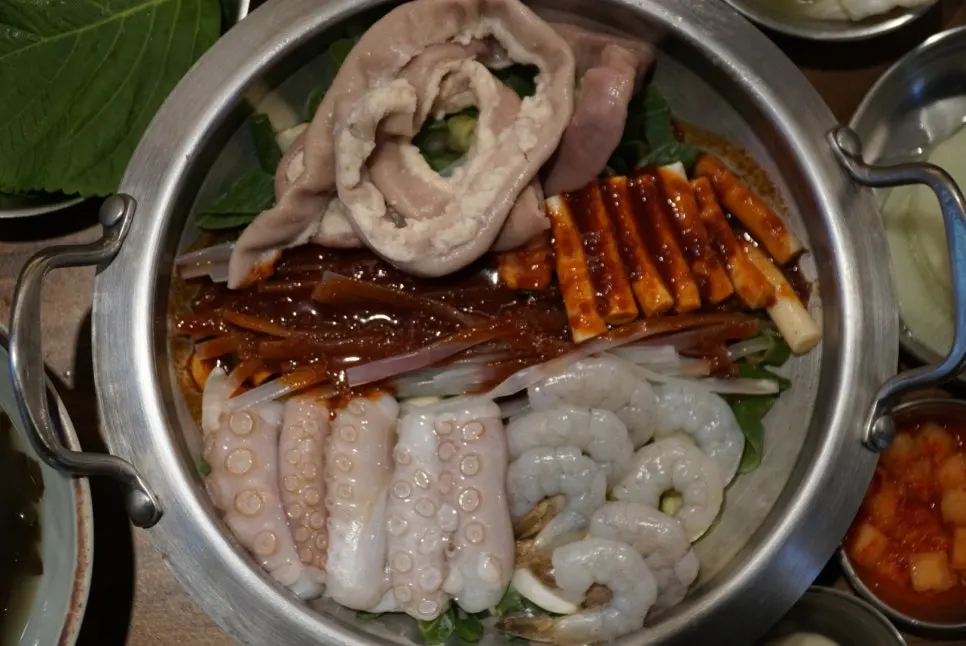 탱글한 낙지와 새우, 소곱창이 보이는 냄비