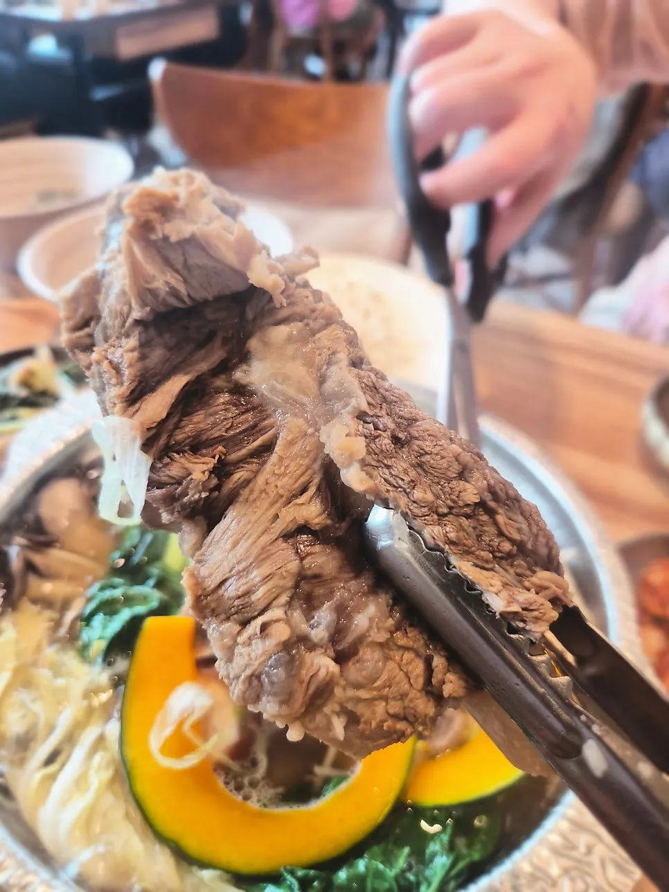 보글보글 끓는 왕갈비국수전골