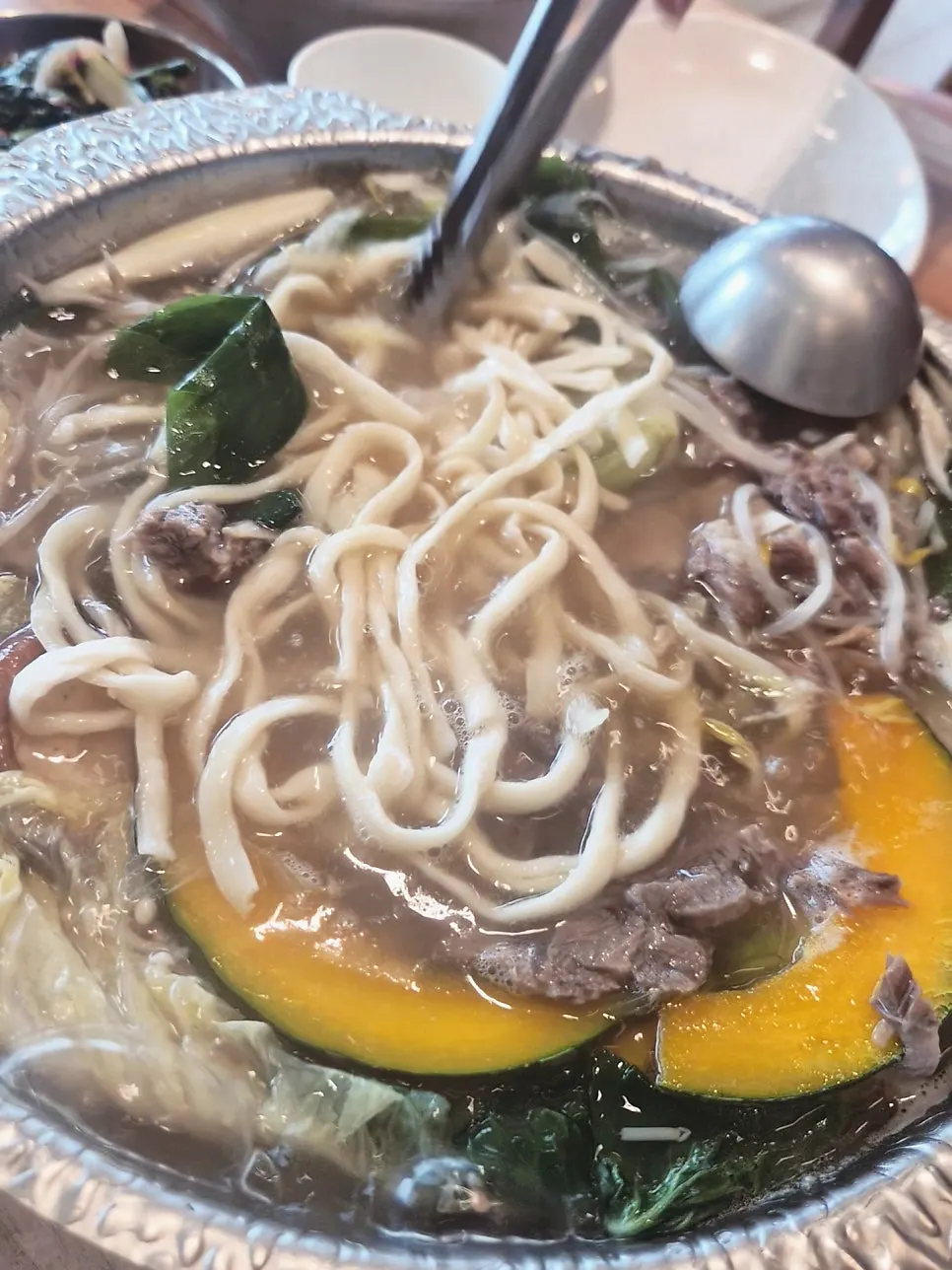 전골 육수에 끓인 갈비전골 칼국수