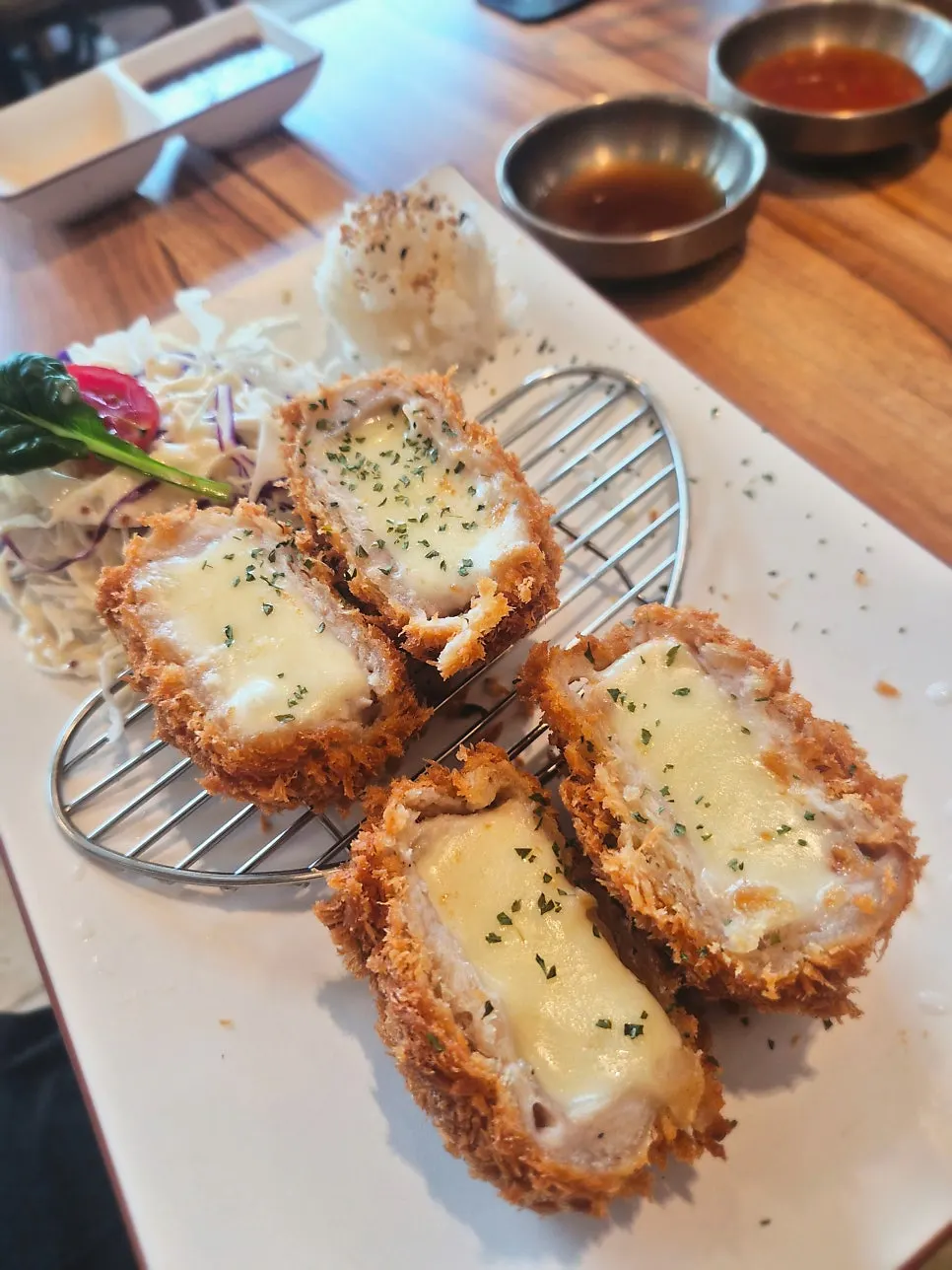 치즈가 가득한 국수화 치즈돈까스