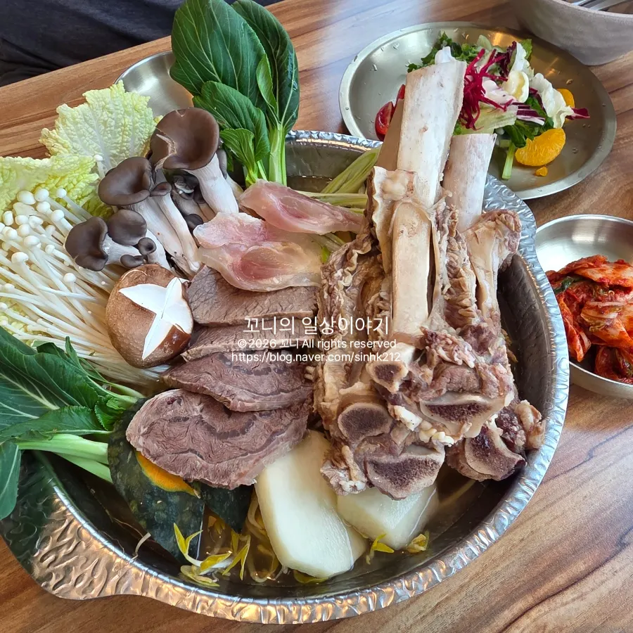테이블에 세팅된 왕갈비 국수 전골