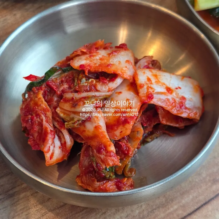 샐러드와 칼국수 면 등 기본 찬 상차림
