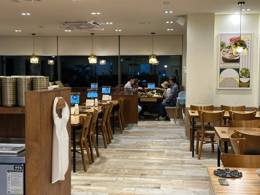 국수화 넓은 홀 테이블 배치