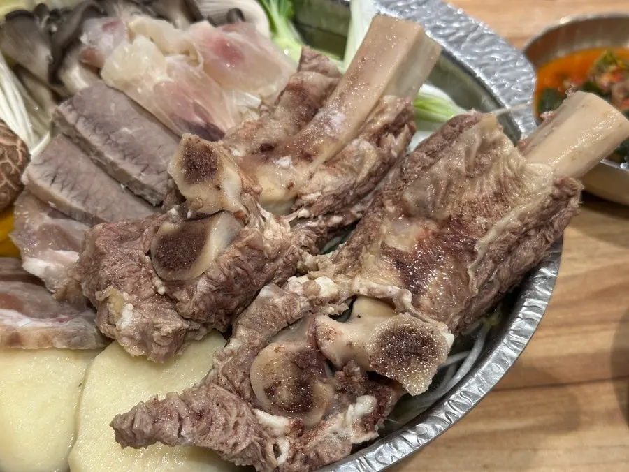끓기 전 왕갈비 국수 전골 냄비