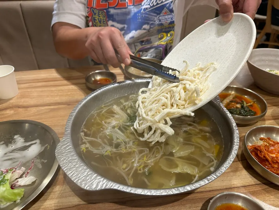 전골에 넣어 끓인 칼국수 사리
