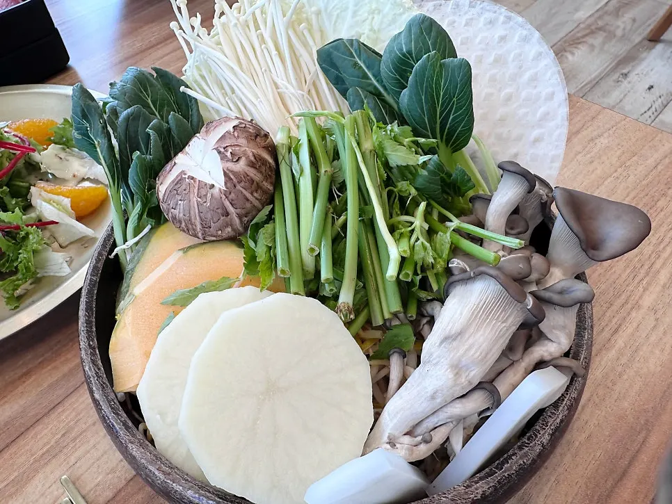 Basic table setting for spicy shabu kalguksu at Guksuhwa