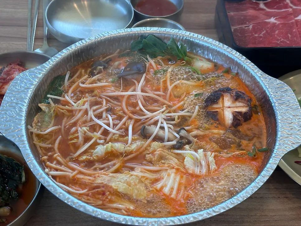 Yeolmu kimchi and kimchi served with the kalguksu