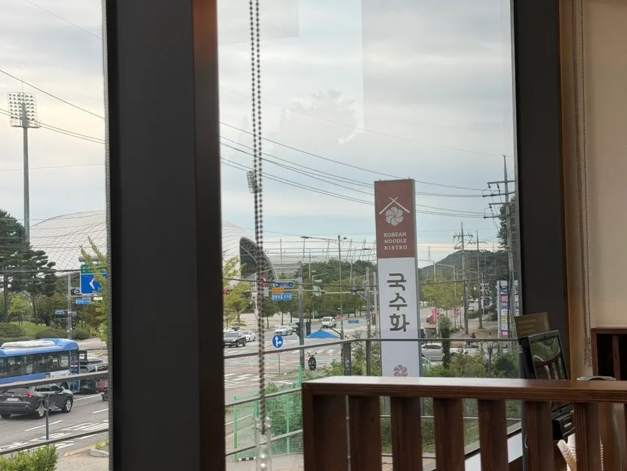 경기장이 보이는 국수화 창가좌석