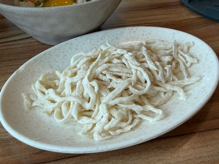 함께 나온 칼국수 사리와 죽 재료