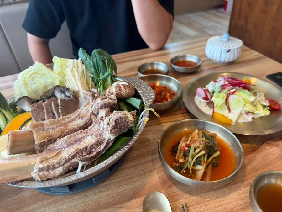 끓고 있는 국수화 샤브육수 전골