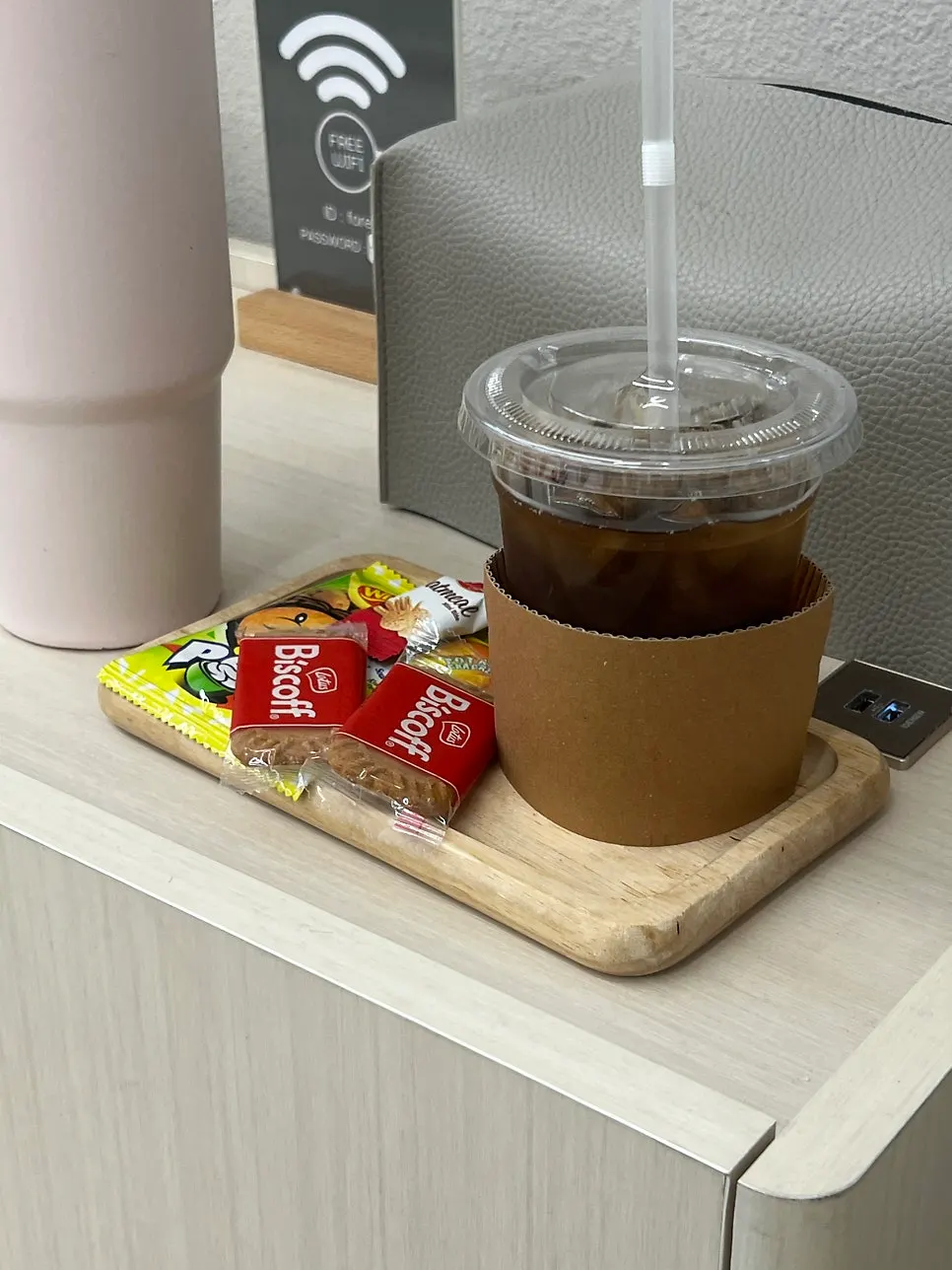 대기 공간에 준비된 음료와 간식
