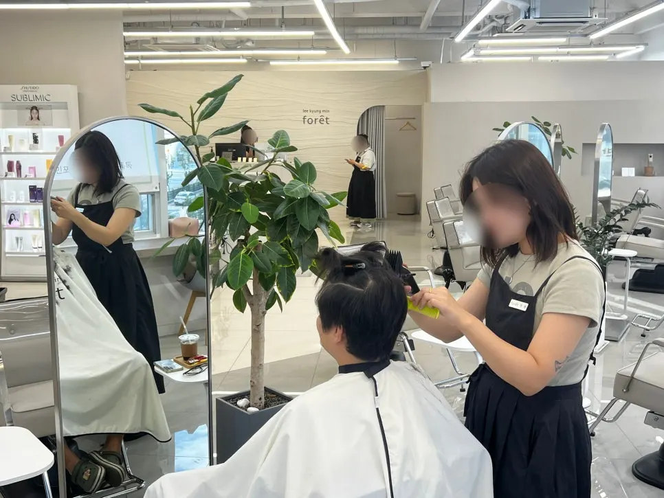 상담 후 커트를 시작하는 시술 장면